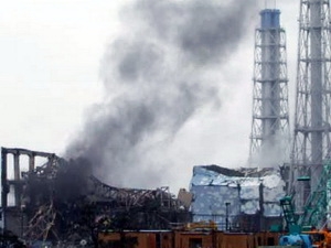 Khói bốc lên từ khu vực lò phản ứng số 3 của nhà máy điện Fukushima 1 ngày 21/3. (Nguồn: AFP/TTXVN)