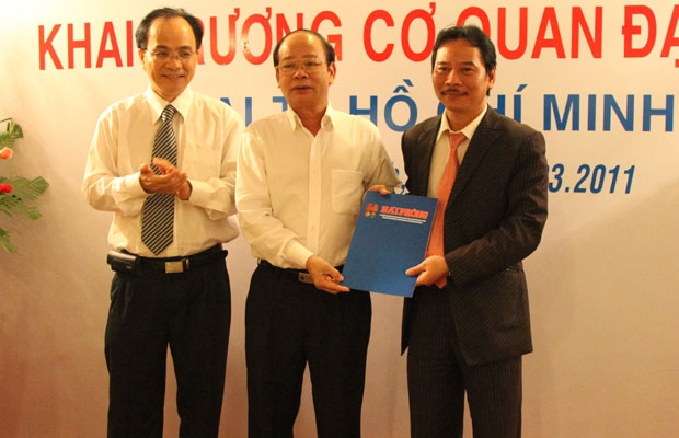 Giám đốc Sở Thông tin Truyền thông thành phố Hồ Chí Minh Lê Mạnh Hà trao giấy phép cho cơ quan đại diện Báo Hải Phòng tại thành phố Hồ Chí Minh.