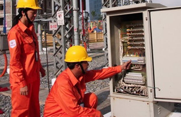 Vận hành cấp điện cho các phụ tải tại trạm biến áp 110 kV Văn Quán. (Ảnh: Ngọc Hà/TTXVN)