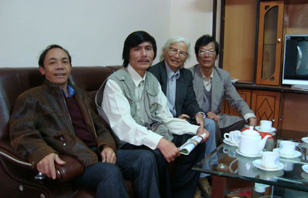 Nhà văn, nhà báo Nguyễn Đắc Xuân (thứ 2 từ trái qua) chụp hình lưu niệm với cán bộ, phóng viên Báo Lâm Đồng