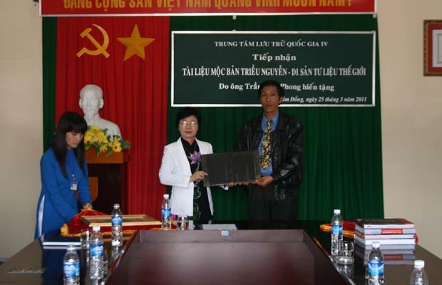 Ông Trần Văn Phong hiến tặng tấm mộc bản triều Nguyễn cho Trung tâm lưu trữ quốc gia IV tại Đà Lạt.   