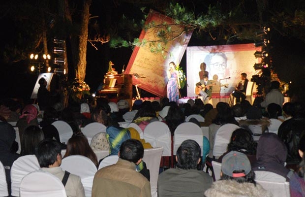 Hàng trăm người yêu nhạc Trịnh ở Đà Lạt và du khách nghe nhạc Trịnh giữa đồi thông.