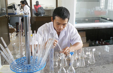Sinh viên ĐHĐL thực hành tại phòng thí nghiệm Nông - Hóa thổ nhưỡng