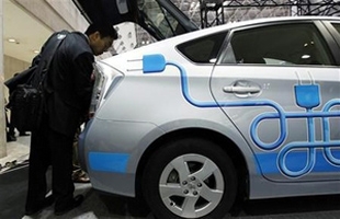 Một khách thăm quan xem ôtô lai điện của Toyota tại Triển lãm Electronic Automotive Technology Expo diễn ra ở Nhật Bản hôm 19/1 vừa qua.