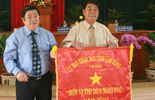 Đồng chí Huỳnh Đức Hòa trao cờ thi đua xuất sắc cho đại diện lãnh đạo phường I