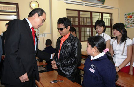 Phó Thủ tướng Nguyễn Thiện Nhân thăm và động viên học sinh lớp khiếm thị trường THCS Phan Chu Trinh - Tp Đà Lạt.