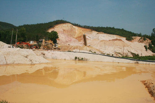 Dòng suối Đại Lào quanh năm đục ngầu do khai thác cát.