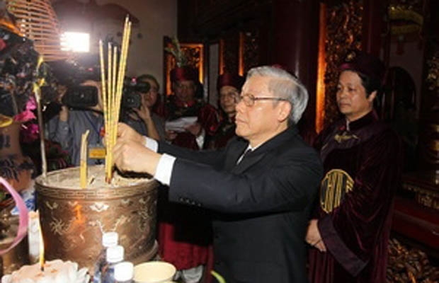 Tổng Bí thư, Chủ tịch Quốc hội Nguyễn Phú Trọng dâng hương tưởng niệm các Vua Hùng tại Đền Thượng. (Ảnh: Trí Dũng/TTXVN)