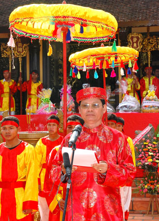Thay mặt đảng bộ chính quyền và nhân dân tỉnh Lâm Đồng, Đ/c Huỳnh Phong Tranh tưởng nhớ công lao các Vua Hùng.