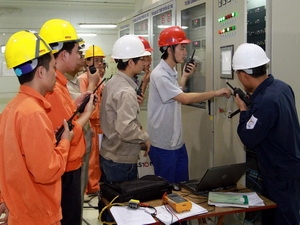 Các kỹ sư, công nhân ấn nút khởi động chạy không tải tổ máy số 2 Thủy điện Sơn La. (Ảnh: Điêu Chính Tới/TTXVN)