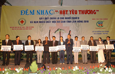 Thường xuyên phối hợp với nhà hát Trần Hữu Trang tổ chức các đêm nhạc gây quỹ chăm lo người nghèo và nạn nhân chất độc da cam