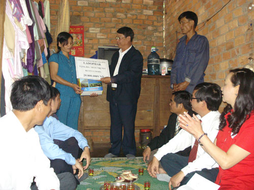 Phối hợp cùng công ty cổ phần Dược Ladophar trao tiền xây nhà tình thương CTĐ cho gia đình bà Trần Thị Tốt ở huyện Lâm Hà