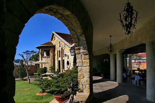 Kiến trúc đá nhiều cổng vòm kiểu Tây Ban Nha của biệt thự Phi Ánh trên đường Quang Trung.