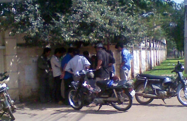 Bảo Lộc: Tụ tập đánh bài ngay trước cổng bệnh viện