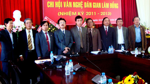 Các đại biểu chụp ảnh lưu niệm với các hội viên Chi hội VNDG Lâm Đồng