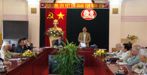 Đ/c Huỳnh Phong Tranh trao đổi tại buổi gặp mặt
