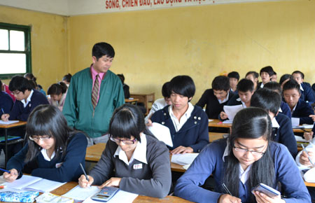 Học sinh lớp 12 Trường THPT Chi Lăng ôn tập chuẩn bị cho kỳ thi tốt nghiệp. Ảnh Văn Báu