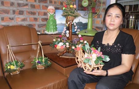 Chị Lê Thị Minh Yêm và các sản phẩm của NKT ''Vòng tay yêu thương''.