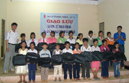 Tặng quà cho học sinh xã Phước Lộc, huyện Đạ Huoai