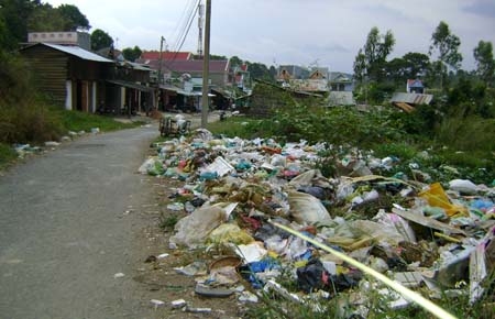  Bãi rác gần chợ Ninh Loan thật phản cảm (ảnh chụp lúc 15 giờ ngày 21/4/2011).