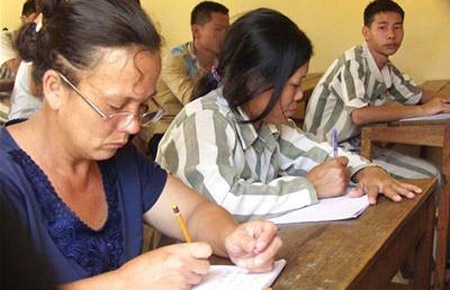 Học chữ tại lớp xóa mù trong trại giam Đại Bình. Ảnh: TL