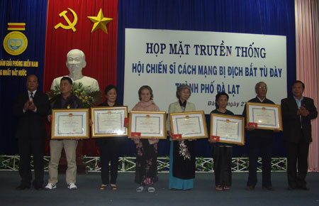 Trao kỷ niệm chương của thủ tướng chính phủ cho 8 hội viên Hội chiến sỹ cách mạng bị địch bắt tù đày TP. Đà lạt.