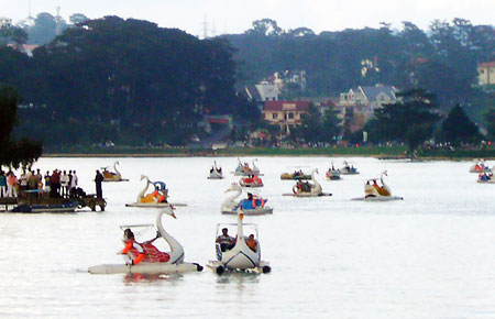 Đạp pedalo trên Hồ Xuân Hương.