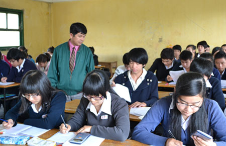 Học sinh lớp 12 Trường THPT Chi Lăng ôn tập chuẩn bị cho kỳ thi tốt nghiệp. Ảnh Văn Báu