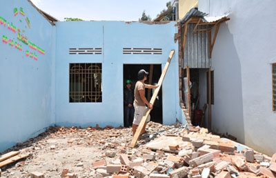   Nhà của chị Nguyễn Thị Huệ bị sụp đổ lúc 6 giờ ngày 1/5/2011