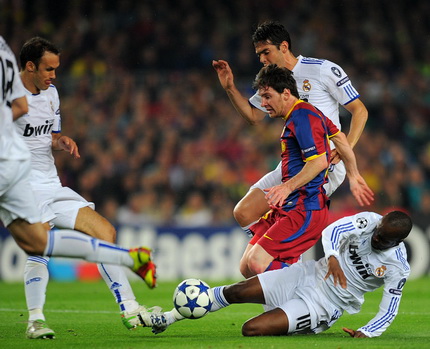 Messi đã khiến cho hàng phòng ngự của Real vất vả chống đỡ