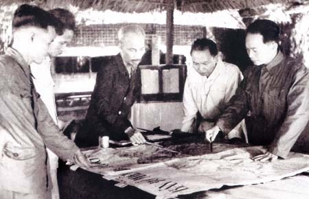 Chủ tịch Hồ Chí Minh, Tổng Bí thư Trường Chinh, Phó Thủ tướng Phạm Văn Đồng và Bộ trưởng Quốc phòng Võ Nguyên Giáp tại một cuộc họp cuối năm 1953 ở Việt Bắc, quyết định mở chiến dịch Điện Biên Phủ. Ảnh: TL