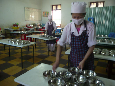 Chuẩn bị bữa cơm trưa cho học sinh bán trú trường Lê Quí Đôn