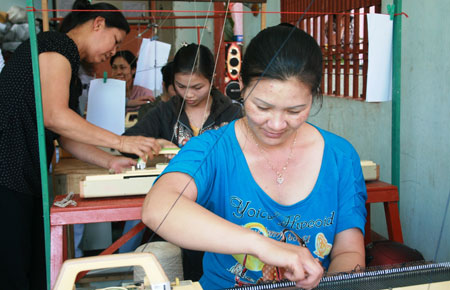 HTX Hữu Hòa tổ chức lớp học nghề đan len công nghiệp tại xã Lộc Thanh (Bảo Lộc).
