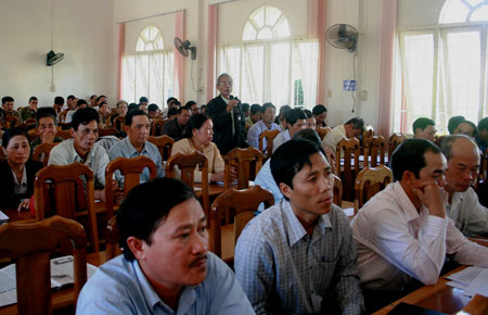 Cử tri huyện Bảo Lâm phát biểu tại buổi gặp gỡ với các ứng cử viên Quốc hội.