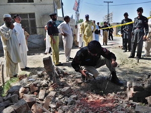 Cảnh sát điều tra tại hiện trường vụ đánh bom ở Pakistan. (Ảnh minh họa. AFP/TTXVN)