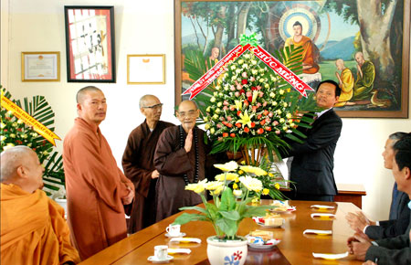Đ/c Huỳnh Phong Tranh thăm và chúc mừng Ban Trị sự Hội Phật giáo Việt Nam tỉnh Lâm Đồng.