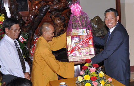 Đ/c Hà Phước Toản thăm Hòa thượng Thích Toàn Đức - Phó Ban Trị sự Thường trực Hội phật giáo tỉnh, Chánh đại diện Phật giáo huyện Di Linh, trụ trì chùa Linh Thắng.
