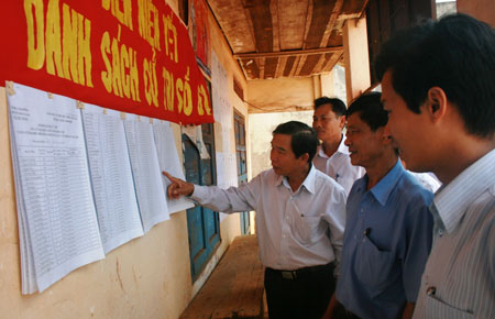 Đồng chí Vũ Công Tiến kiểm tra tại khu vực bầu cử thôn 2, xã Lộc Ngãi.