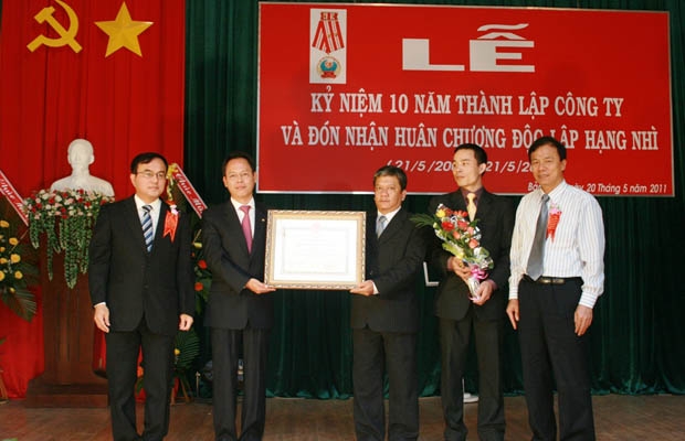 Đồng chí Trương Văn Thu – PCT UBND tỉnh Lâm Đồng (bìa phải) và đồng chí Dương Quang Thành – Phó TGĐ Tập đoàn Điện lực Việt Nam (bìa trái) trao Huân trương độc lập hạng II cho Công ty Thủy điện DHD.
