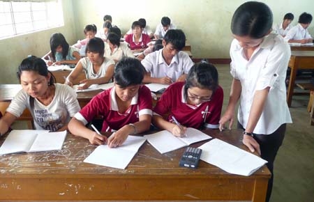 Học sinh Trường Dân tộc nội trú liên huyện phía nam tại Đạ Tẻh đang ôn bài chuẩn bị cho kỳ thi tốt nghiệp THPT. 