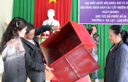 Kiểm tra thùng phiếu tại tổ bầu cử số 29. Ảnh Thụy Trang