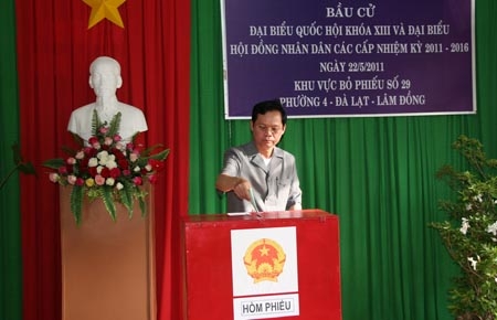 Bí thư Tỉnh ủy Huỳnh Phong Tranh bỏ lá phiếu đầu tiên tại khu vực bỏ phiếu số 29. Ảnh Thụy Trang