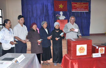 Cử tri dân tộc thiểu số thôn KMing (xã Gung Ré - Di Linh) bỏ phiếu bầu vào sáng sớm 22/5. Ảnh Bùi Trưởng
