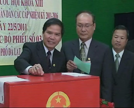 Phó Bí thư Thường trực Tỉnh ủy Nguyễn Xuân Tiến (đầu tiên, bên trái qua) bỏ phiếu tại khu vực bỏ phiếu số 3. Ảnh Văn Báu