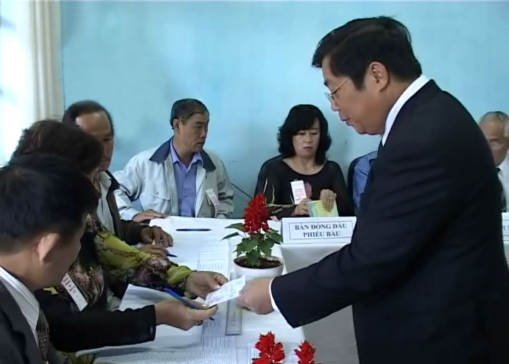 Chủ tịch UBND tỉnh Lâm Đồng Huỳnh Đức Hòa nhận phiếu bầu cử tại tổ bầu cử số 9, phường II (Đà Lạt). Ảnh: Văn Báu