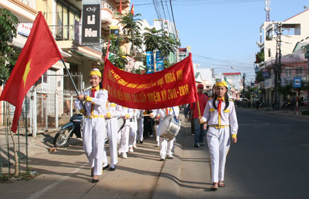 Học sinh trường Tiểu học Trương Vương (Đà Lạt) cổ động cử tri đi bầu cử vào sáng 22/5. Ảnh Thụy Trang