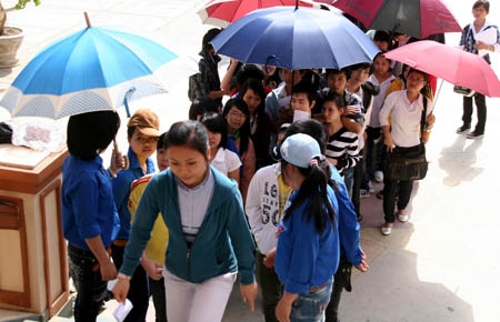 Cử tri là sinh viên Trường Đại học Đà Lạt xếp hàng chờ đến lượt để vào phòng bỏ phiếu bầu.