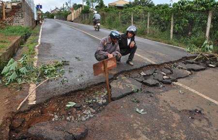 Hiện tượng nứt, lún đất ở Di Linh: Vẫn chưa dừng lại