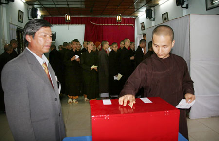  Cử tri là các chư tăng, ni của Thiền viện Trúc Lâm Đà Lạt thực hiện quyền và nghĩa vụ bầu cử trong chiều 22.5.