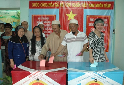 Cử tri T.P Hồ Chí Minh nô nức đi bầu cử. Ảnh Tất Cường     